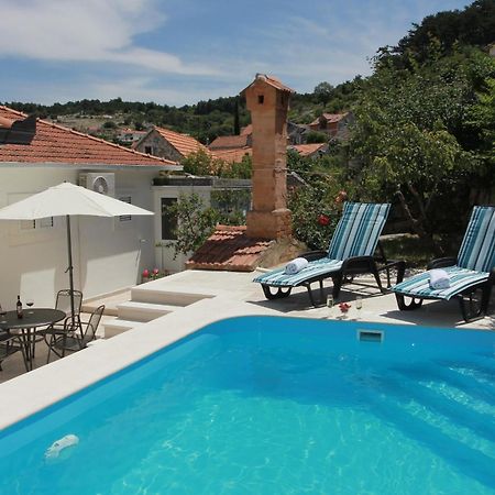 Holiday House Pine Tree Nerezisca ภายนอก รูปภาพ