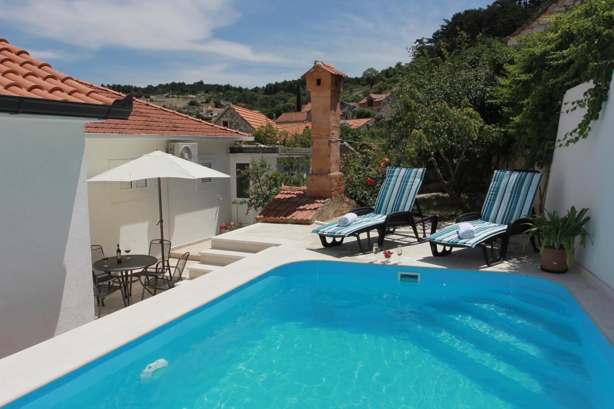 Holiday House Pine Tree Nerezisca ภายนอก รูปภาพ