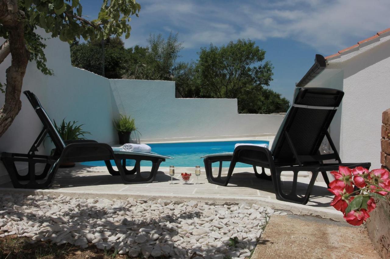 Holiday House Pine Tree Nerezisca ภายนอก รูปภาพ