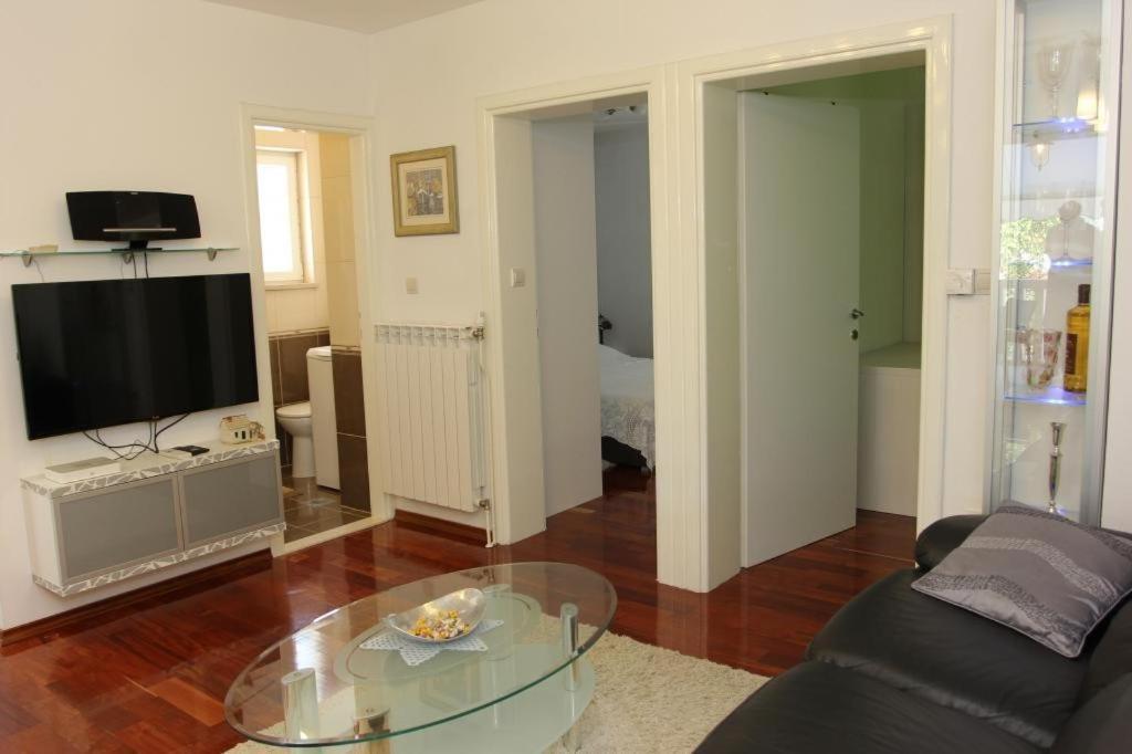 Holiday House Pine Tree Nerezisca ภายนอก รูปภาพ