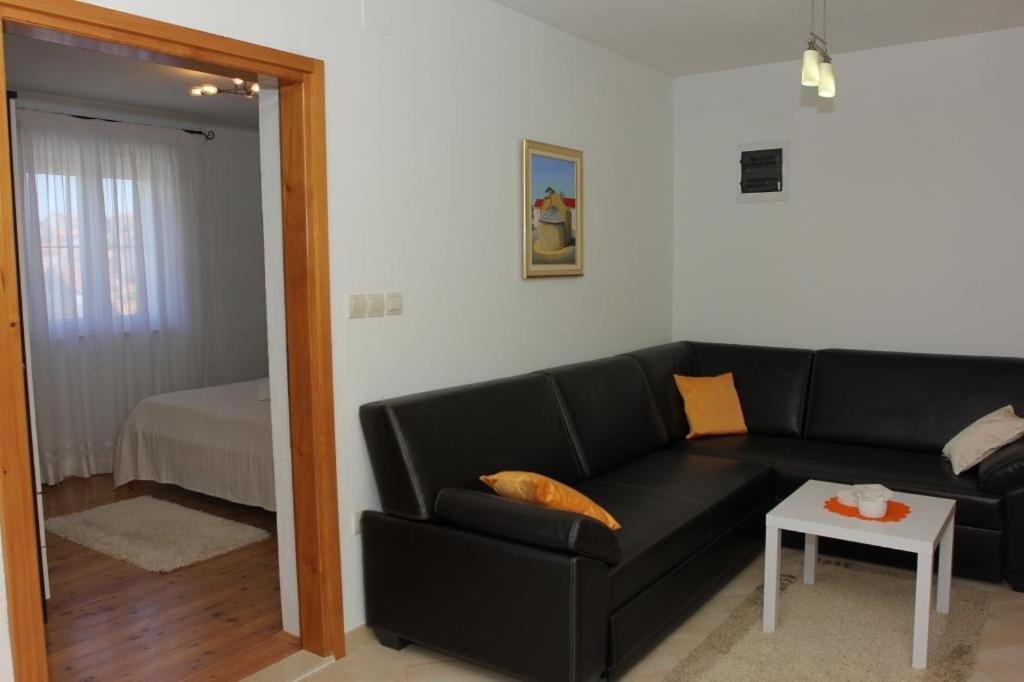 Holiday House Pine Tree Nerezisca ภายนอก รูปภาพ