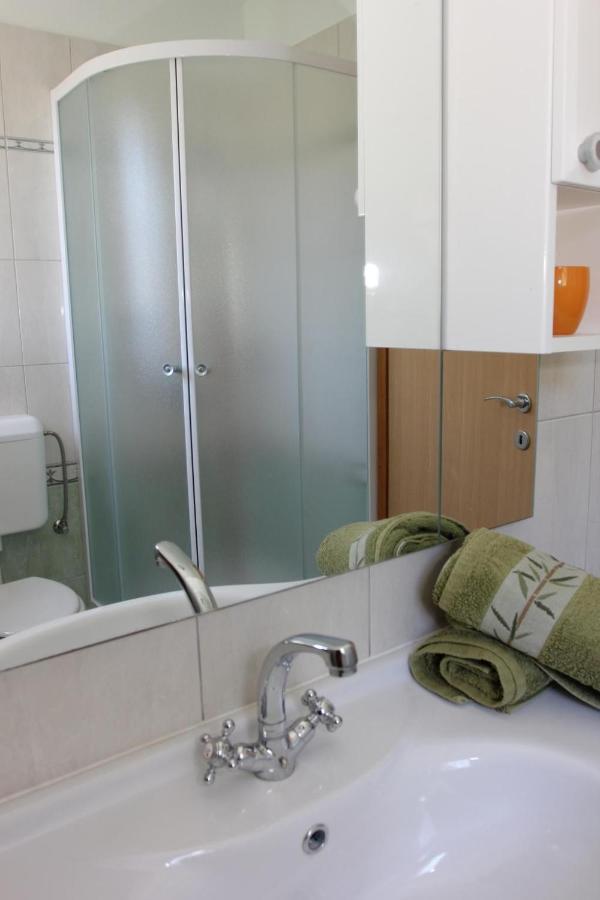 Holiday House Pine Tree Nerezisca ภายนอก รูปภาพ