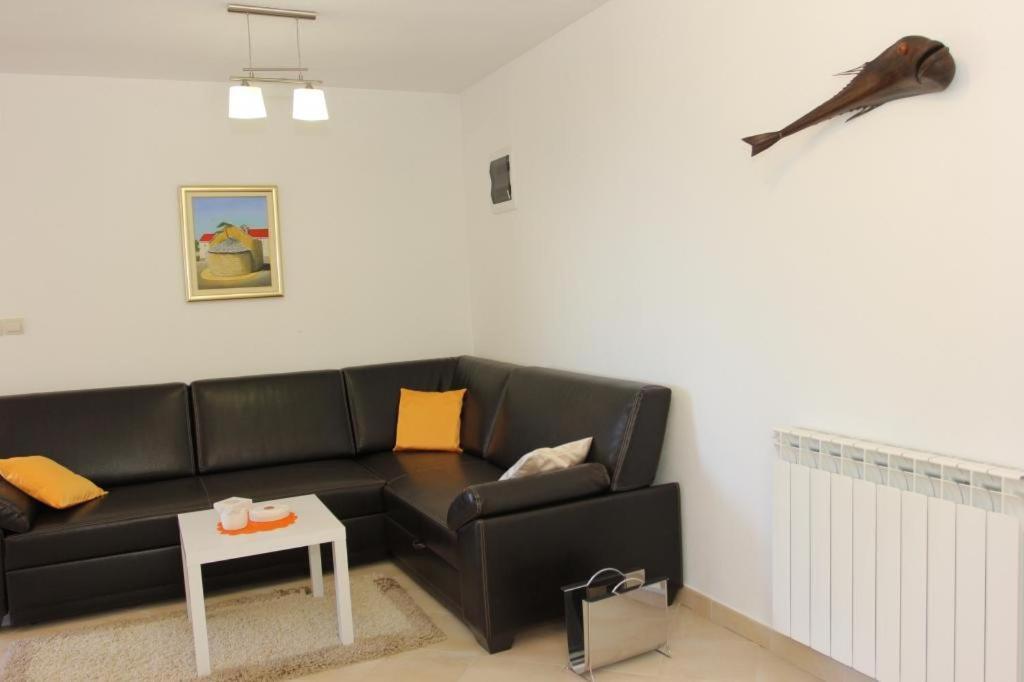 Holiday House Pine Tree Nerezisca ภายนอก รูปภาพ