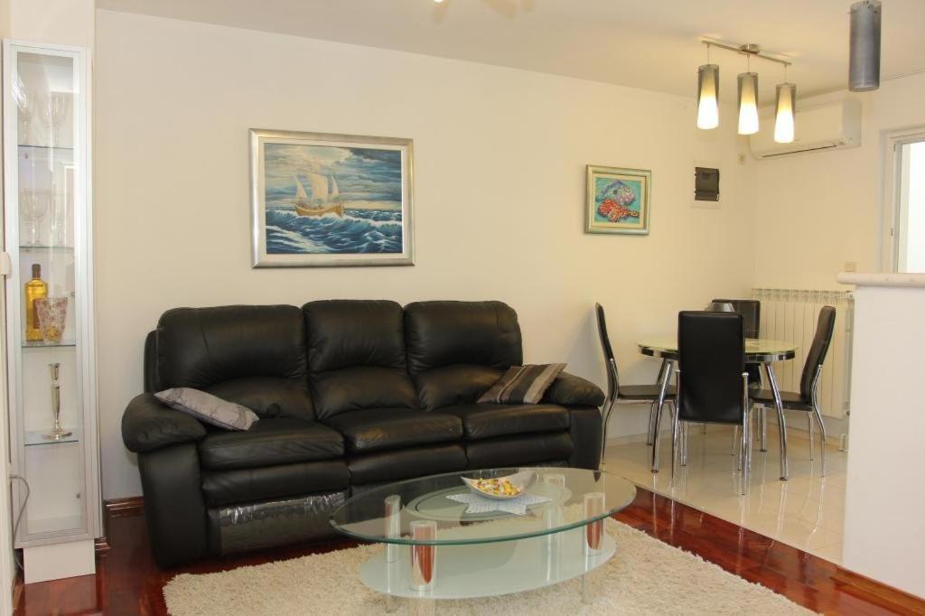 Holiday House Pine Tree Nerezisca ภายนอก รูปภาพ