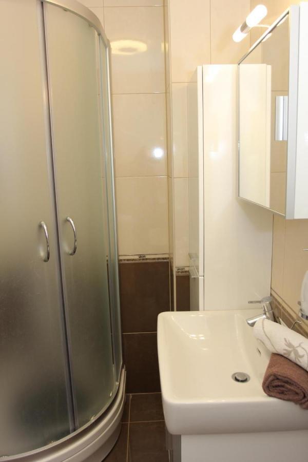 Holiday House Pine Tree Nerezisca ภายนอก รูปภาพ
