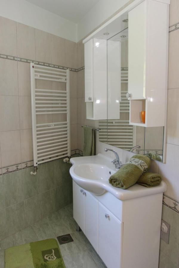 Holiday House Pine Tree Nerezisca ภายนอก รูปภาพ
