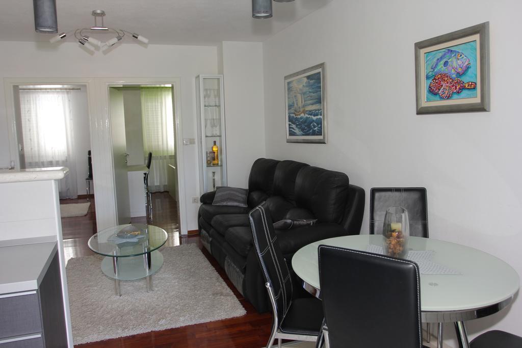 Holiday House Pine Tree Nerezisca ภายนอก รูปภาพ