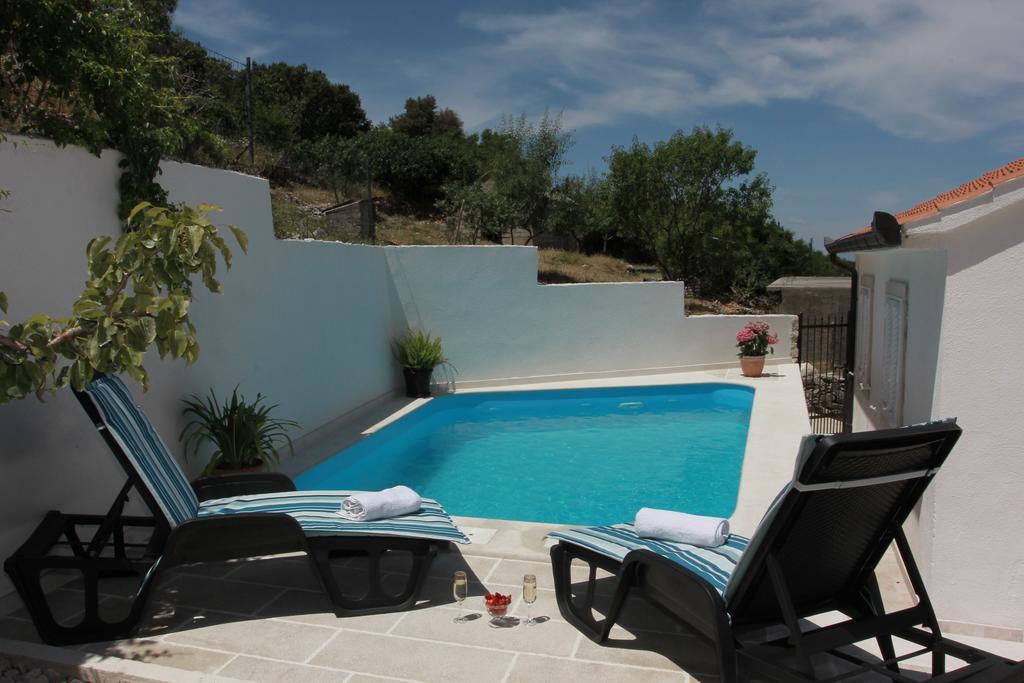 Holiday House Pine Tree Nerezisca ภายนอก รูปภาพ