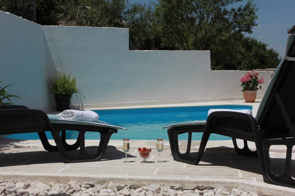 Holiday House Pine Tree Nerezisca ภายนอก รูปภาพ
