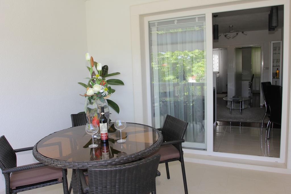 Holiday House Pine Tree Nerezisca ภายนอก รูปภาพ