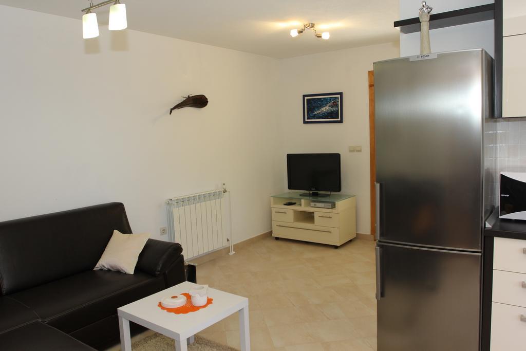 Holiday House Pine Tree Nerezisca ภายนอก รูปภาพ