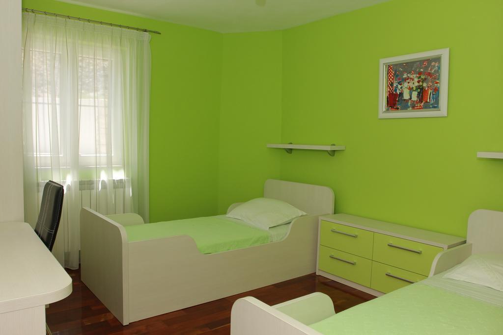 Holiday House Pine Tree Nerezisca ภายนอก รูปภาพ