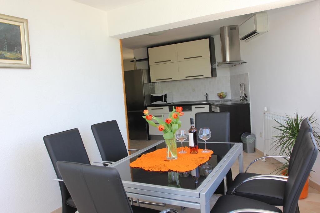 Holiday House Pine Tree Nerezisca ภายนอก รูปภาพ