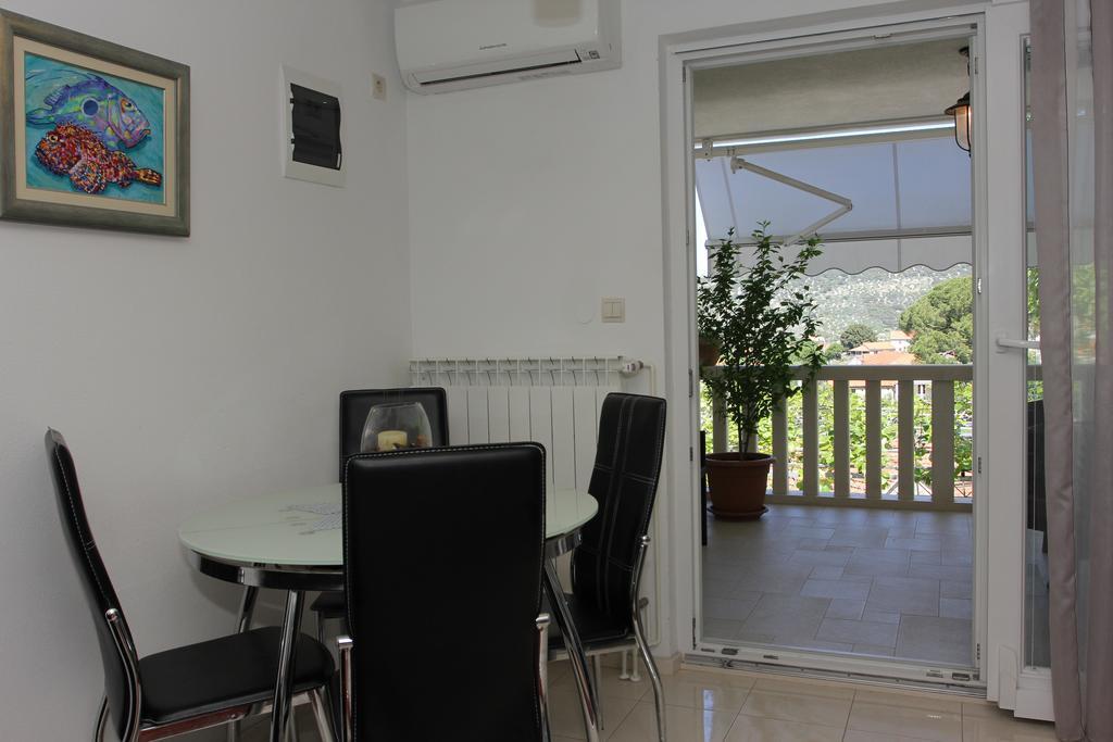 Holiday House Pine Tree Nerezisca ภายนอก รูปภาพ