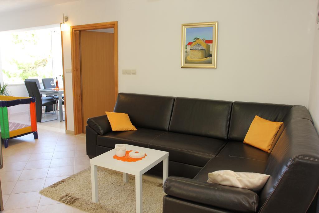 Holiday House Pine Tree Nerezisca ภายนอก รูปภาพ