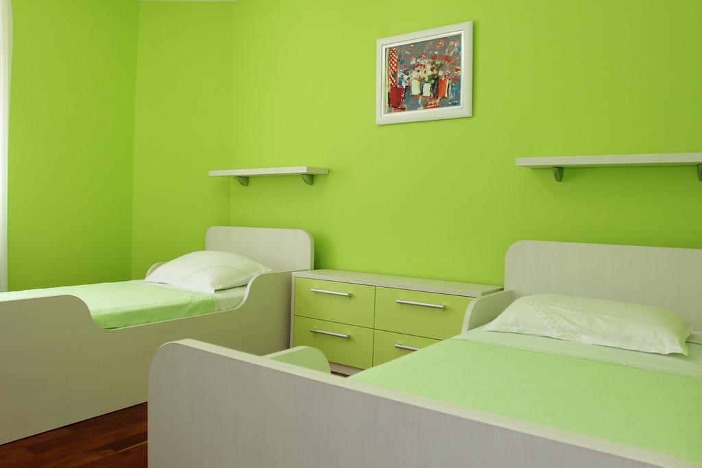 Holiday House Pine Tree Nerezisca ภายนอก รูปภาพ