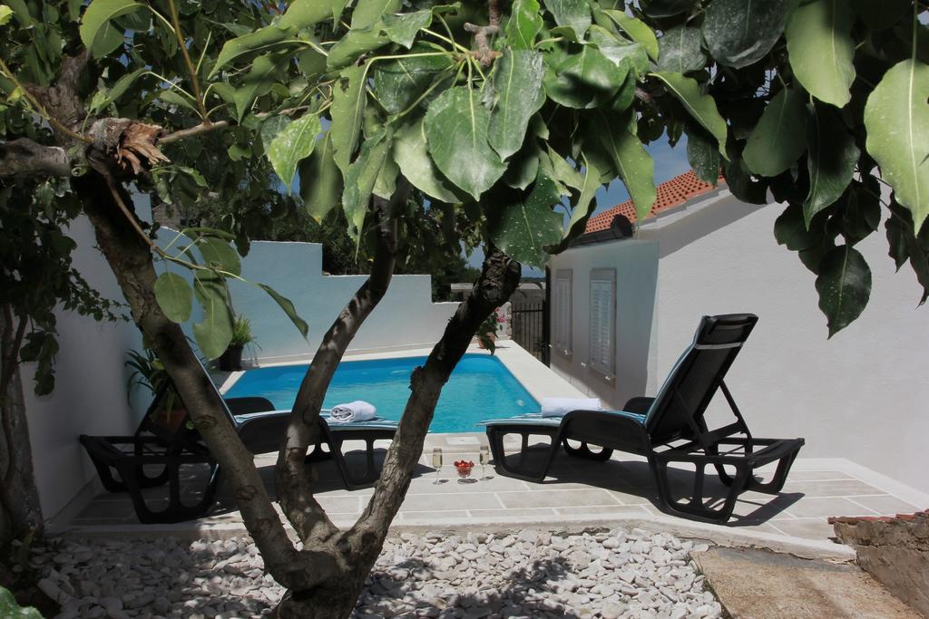 Holiday House Pine Tree Nerezisca ภายนอก รูปภาพ